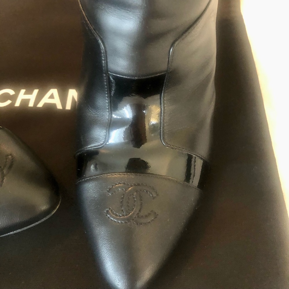Chanel CC pointed toe booties EU 39